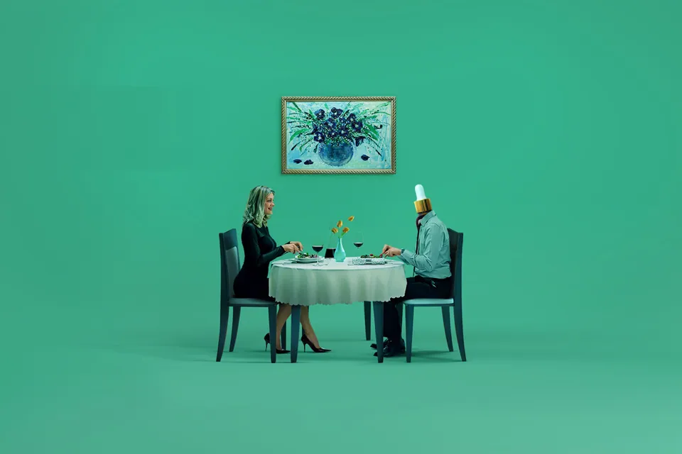 식탁에 마주 앉은 두 사람. W-OIL 캠페인